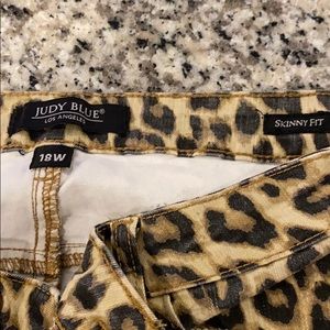 Leopard print skinny jeans
